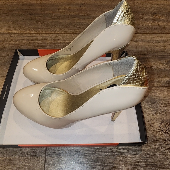G by Guess Nude Pumps - Picture 5 of 7